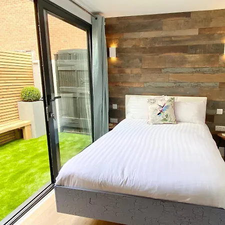 Coastline Retreats - Cloud9: Luxury Garden Flat with Modern Amenities Apartment Bournemouth Exterior photo