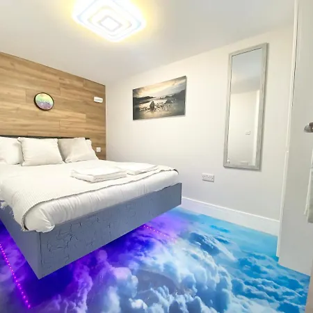 Coastline Retreats - Cloud9: Luxury Garden Flat with Modern Amenities Apartment Bournemouth Exterior photo