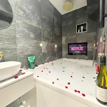 Coastline Retreats - Cloud9: Luxury Garden Flat with Modern Amenities Apartment Bournemouth Exterior photo