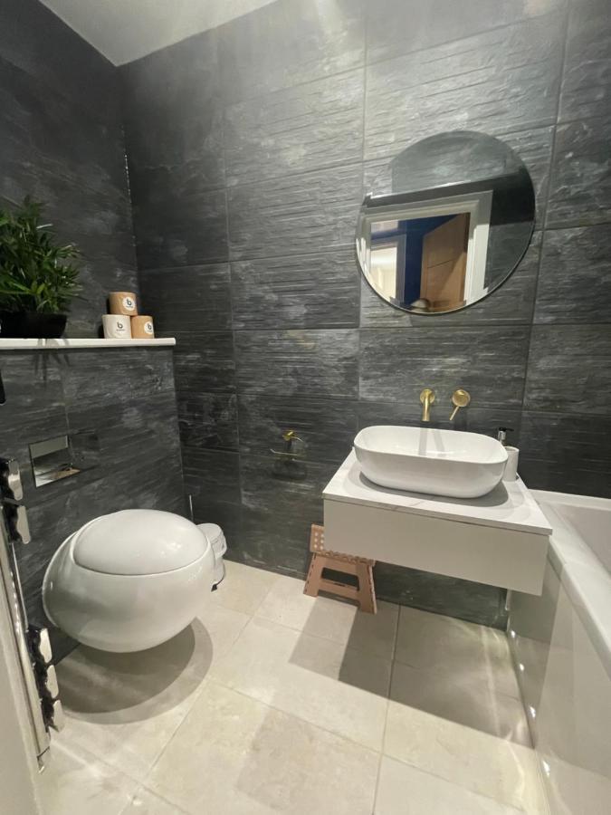 Coastline Retreats - Cloud9: Luxury Garden Flat With Modern Amenities *